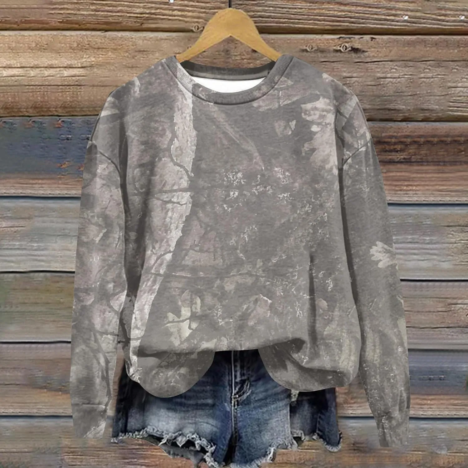 Camo Sweatshirts for Women Maplr Leaf Print Crewneck Sweatshirts Long Sleeve Oversized Pullover Fall Camo Sweater